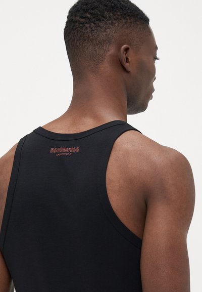 Schwarzes Tanktop aus weichem Stoff, mit rundem Ausschnitt und weitem Armloch. Auf dem Rücken befindet sich das rote Logo "DSQUARED2 UNDERWEAR".