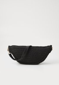 Borsa a crochet nera con forma curva. Presenta una tracolla in pelle nera e hardware dorato. Superficie texturizzata con interlacci complessi.