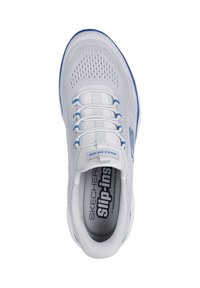 Chaussure de sport blanche avec une tige en mesh, des accents bleus et des lacets élastiques. Dispose d'une semelle intérieure en mousse à mémoire de forme pour le confort.