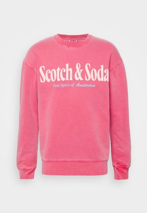 Rosa Sweatshirt mit Rundhalsausschnitt und weißem Schriftzug "Scotch & Soda" sowie blauem Schriftzug "Free Spirit of Amsterdam" auf der Vorderseite, langen Ärmeln und gerippten Bündchen.