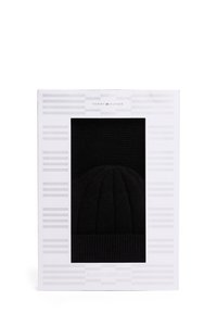 Czarna wełniana czapka zaprezentowana w prostokątnej pudełku z okienkiem. Pudełko ozdobione białymi liniami oraz logotypem "Tommy Hilfiger". Wyraźnie podkreślona faktura żebrowana.