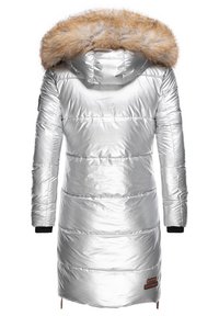 Zilveren pufferjack met een faux fur capuchon, een geweven textuurontwerp, lange mouwen en geribbelde manchetten. Voorzien van een merkaccent aan de voorkant.