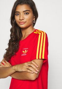 adidas Originals STRIPES SPORTS INSPIRED REGULAR DRESS - Obleka iz džersija - red