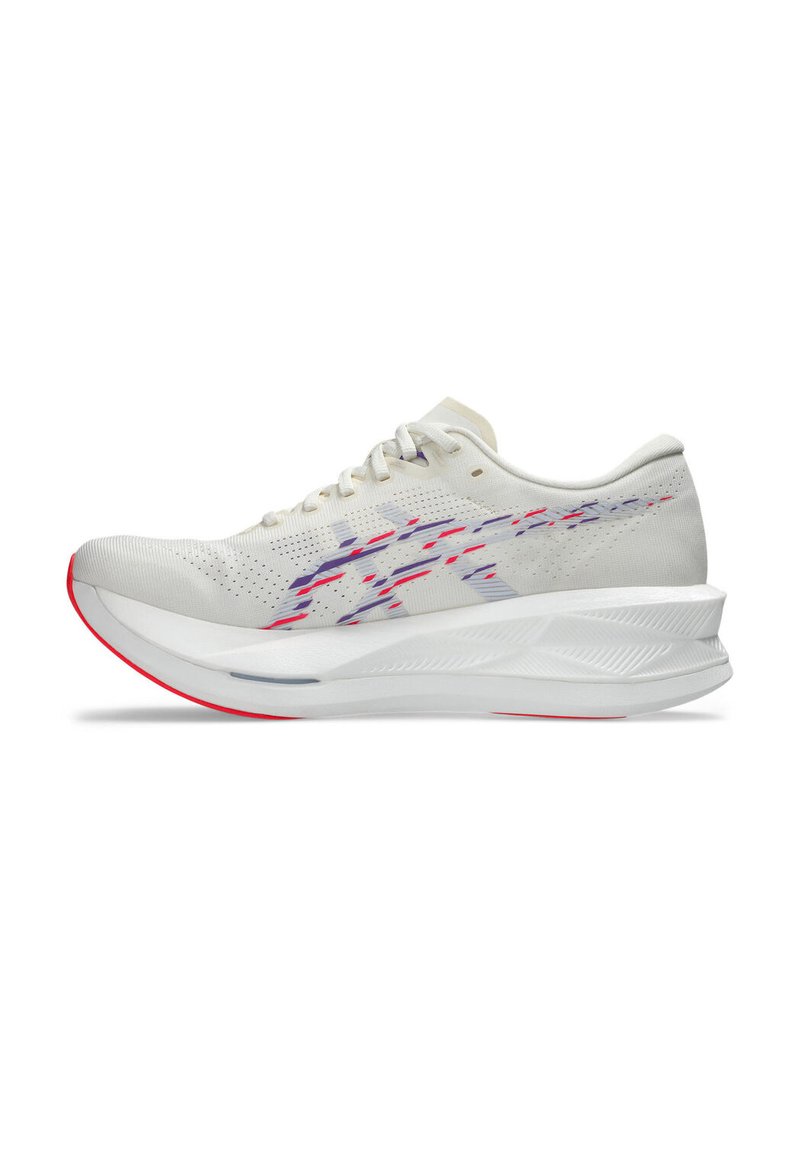 Baskets de course blanches avec une tige en mesh et des accents multicolores, un design épuré, et une semelle intermédiaire blanche épaisse avec une semelle extérieure rouge.