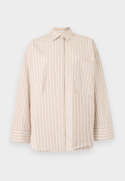 Chemise beige à boutons avec des rayures blanches verticales, une poche avant avec des rayures diagonales, et des manches longues avec poignets boutonnés.