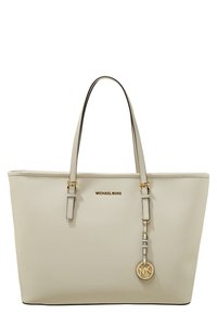 Sac fourre-tout en matériau texturé beige clair avec deux poignées, quincaillerie dorée et un charm circulaire avec le logo "MK".