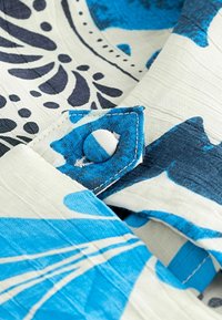 Next GATHERED SHORT SLEEVE TEXTURED BOXY REGULAR FIT - Nyomott mintás póló - blue navy tile print