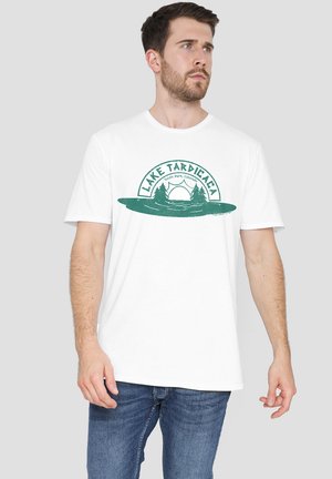 Weißes Baumwoll-T-Shirt mit einem grünen Grafikdruck einer Seelandschaft und dem Text "LAKE TARDIGACA, South Park, Colorado." Kurze Ärmel.