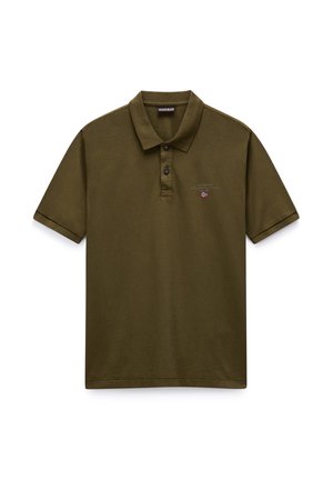 Olivgrünes Kurzarm-Poloshirt mit zwei Knöpfen, einem Kragen und einem kleinen gestickten Logo mit einer Flagge auf der linken Brust.