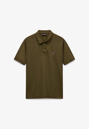 Polo verde oliva a maniche corte con due bottoni, colletto e un piccolo logo ricamato con una bandiera sul petto a sinistra.