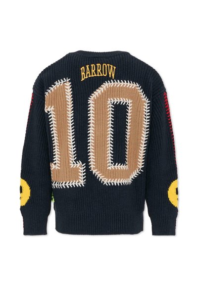 Granatowy sweter dziany z dużą beżowo-białą cyfrą 10, napisem "BARROW" nad nią oraz żółtymi uśmiechniętymi buźkami na łokciach.