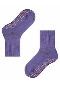 Lila Baumwollsocken mit einem gerippten Bund und strukturierten, griffigen Gummipunkten an der Sohle. Markenname "FALKE" auf der Seite aufgedruckt.