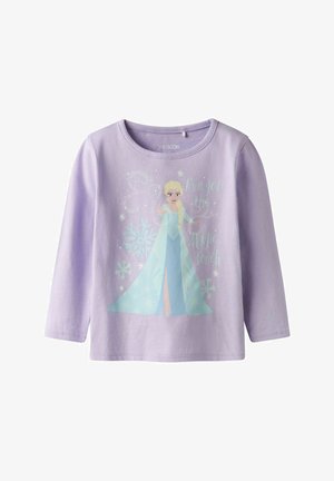 Fliederfarbenes Langarmshirt mit einem Motiv einer blonden Frau in einem blauen Kleid, Schneeflocken und dem Text „Ich habe den magischen Touch.“