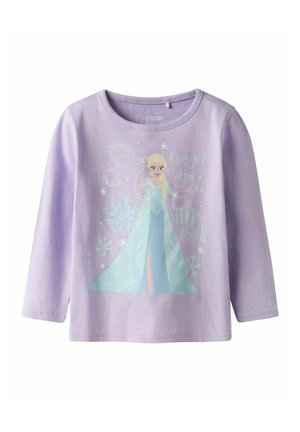 Lila långärmad skjorta med grafik av en frostinspirerad karaktär i ljusblå klänning och snöflingor, tillverkad av mjukt bomullsmaterial.