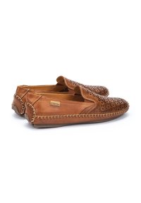 Chaussures slip-on en cuir tan avec des motifs floraux découpés sur le bout, des coutures décoratives le long des bords et un intérieur rembourré.