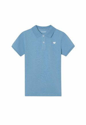 Polo de manga corta azul claro con dos botones blancos y un pequeño logotipo de mariposa blanca bordado en el pecho izquierdo.