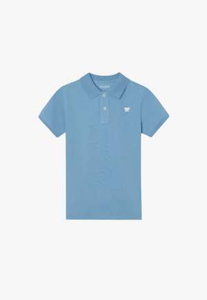 Polo de manga corta azul claro con dos botones blancos y un pequeño logotipo de mariposa blanca bordado en el pecho izquierdo.