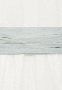 Tissu blanc avec une bande plissée gris clair autour du milieu, créant un contraste texturé entre matériaux lisses et froncés.