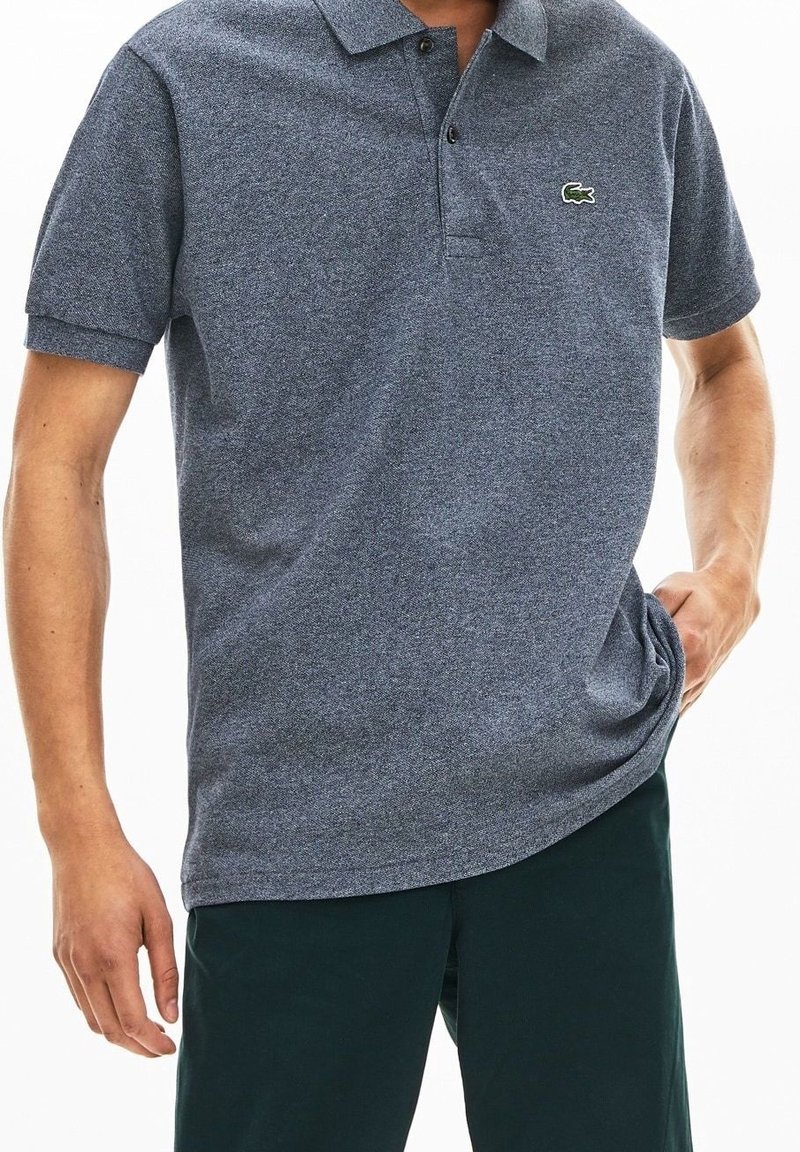 Polo tričko z tmavě šedé melírované tkaniny, krátké rukávy, zapínání na dva knoflíky, vyšívané logo na levém hrudi, jemná textura, uvolněný střih.