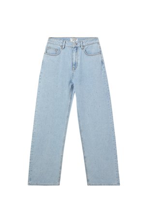 Jeans in denim blu chiaro con un design a gamba larga, dotati di tasche laterali, chiusura frontale con bottone e una texture leggermente consumata.