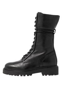 Stivale da combattimento in pelle nera con finitura testurizzata, con lacci sulla parte anteriore e suola resistente. Presenta un'asta alta e un design con punta tonda.