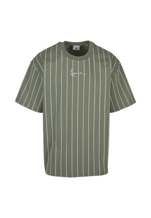 Oliiviroheline lühikeste varrukatega T-särk valgete vertikaalsete kitsaste triipudega ja väikese valge kursiivkirjaga logoga rinnal keskel.