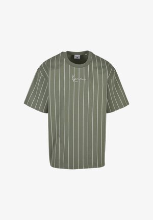 Oliiviroheline lühikeste varrukatega T-särk valgete vertikaalsete kitsaste triipudega ja väikese valge kursiivkirjaga logoga rinnal keskel.