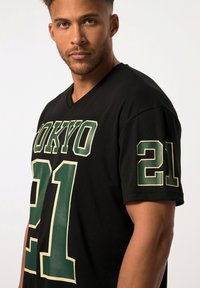 STHUGE HALBARM FOOTBALL - Camiseta estampada - black