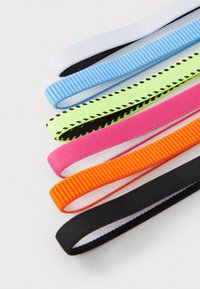 Elastische haarbandjes in zes kleuren: wit, lichtblauw, neon groen met zwarte accenten, roze, oranje en zwart. Textuurafwerking, smal ontwerp.
