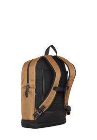 Zaino in tessuto marrone con accenti in rete nera. Include spallacci imbottiti, una maniglia superiore e tasche laterali con zip. Design robusto e strutturato.