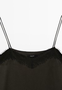 Top in raso nero con spalline sottili, caratterizzato da un bordo in pizzo a scallop lungo il collo e un tessuto liscio, leggermente trasparente.