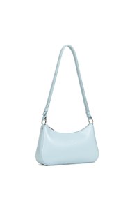 Sac à épaule en cuir bleu clair avec une forme incurvée, une bandoulière ajustable et un design minimaliste mettant en avant un logo subtil sur le devant.