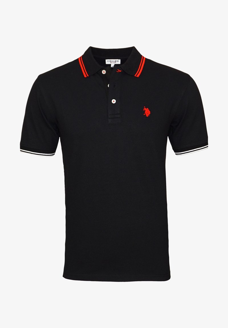 Polo noir en coton avec un col orné de rayures rouges. Comprend un logo brodé rouge et des accents blancs sur les manches.