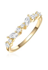 Guldring med växlade marquise- och rundklippta klara syntetiska stenar, insatta i en slät band med polerad yta.