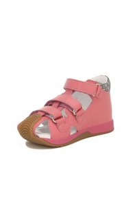 Sandal in pelle rosa con due cinturini regolabili, lati aperti e suola in gomma texturizzata. Accentuata da una parte posteriore a fantasia e un design robusto.