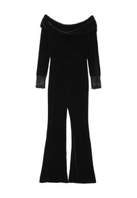 Jumpsuit in velluto nero con scollatura off-the-shoulder, maniche lunghe, dettagli in pizzo ai polsini e pantaloni svasati. Texture liscia su tutta la superficie.