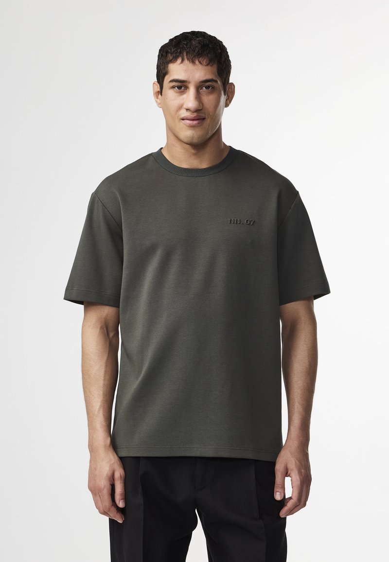 Olivgrön kortärmad t-shirt i mjukt material. Har en ribbad halsringning och broderad logotyp på bröstet. Enkelt mönster och avslappnad passform.