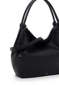 Černá texturovaná kožená kabelka s dvojitými zaoblenými uchy, předním páskem přes a malým nápisem "RUE 09" u spodní části.