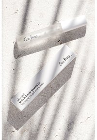 Aloe gel mascara for vipper og bryn i en frostet tube med hvit kork; inkluderer en hvit rektangulær boks med svart tekst.