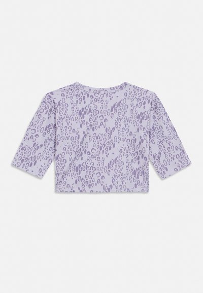 Fliederfarbenes, langärmeliges, bauchfreies Shirt mit dunkelviolettem Leopardenmuster, von hinten flach liegend auf weißem Hintergrund dargestellt.