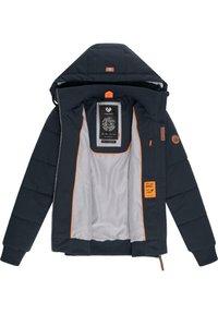 Tamsiai mėlyna izoliuota striukė su kapišonu, oranžinėmis detalėmis, užtrauktuku ir raštuotomis rankovėmis; turi pilką vidinį pamušalą ir kelis prekės ženklų logotipus.