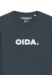 Dunkelblauses Langarmshirt mit Rundhalsausschnitt, auf der Vorderseite mit dem markanten weißen Text "OIDA." versehen. Hergestellt aus weichem, atmungsaktivem Stoff.