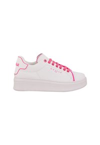 Sneaker bianca con accenti rosa, caratterizzata da una tomaia in pelle liscia, punta rotonda, suola piatta e dettagli logo laterali.