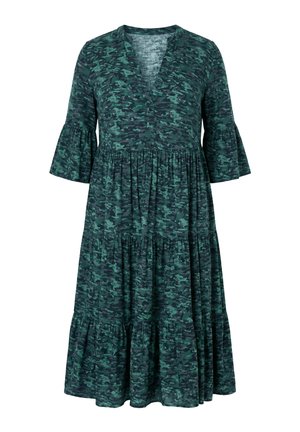 Midi šaty s maskáčovým vzorem v zelené a černé barvě, s vícedílnou sukní, výstřihem do V a rozevlátými tříčtvrtečními rukávy.