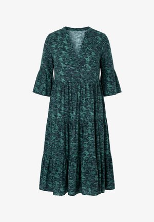 Robe midi à motif camouflage vert et noir avec jupe à volants, encolure en V et manches évasées trois-quarts.