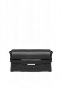 Clutch in pelle nera con forma rettangolare, texture liscia e chiusura a patta. Presenta una targhetta con logo metallica sulla parte anteriore.