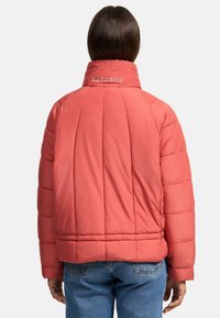 Rode gewatteerde jas met een hoge kraag, voorzien van horizontale quiltlijnen en een logo op de achterkant. Glad materiaal en een relaxed fit.
