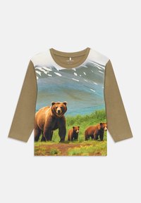 Langarm-T-Shirt mit einem Bärenmotiv, das drei Bären auf einem grünen Hintergrund zeigt. Sandfarbene Ärmel und runder Ausschnitt. Material aus Baumwollmischung.