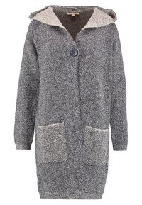 Long cardigan à capuche en maille gris et blanc avec deux poches avant et une fermeture par un seul bouton noir.