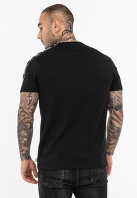 Lonsdale NORMALE PASSFORM BRINDISTER - Apdrukāts T-krekls - black white